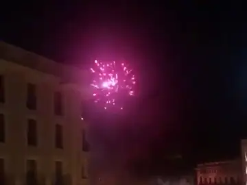 Momentos de tensión: lanzan pirotecnia contra un helicóptero de la Policía en Cataluña Momentos de tensión: lanzan pirotecnia contra un helicóptero de la Policía en Cataluña