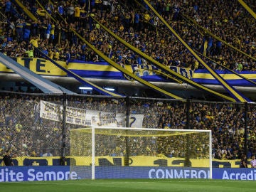 Aficionados durante un partido en La Bombonera