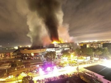 Fotografía tomada desde un dron de un centro comercial en llamas a causa del terremoto 
