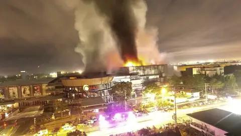 Fotografía tomada desde un dron de un centro comercial en llamas a causa del terremoto Fotografía tomada desde un dron de un centro comercial en llamas a causa del terremoto