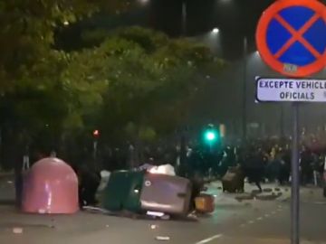 Así montan una barricada grupos radicales independentistas en Barcelona Así montan una barricada grupos radicales independentistas en Barcelona