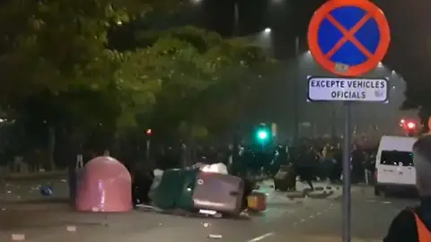Así montan una barricada grupos radicales independentistas en Barcelona Así montan una barricada grupos radicales independentistas en Barcelona