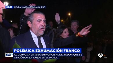 Los Franco terminaron cantando el 'Cara al Sol' en Mingorrubio con los seguidores del caudillo