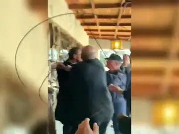 Tensión entre la familia Franco y la policía a la salida de Mingorrubio Tensión entre la familia Franco y la policía a la salida de Mingorrubio