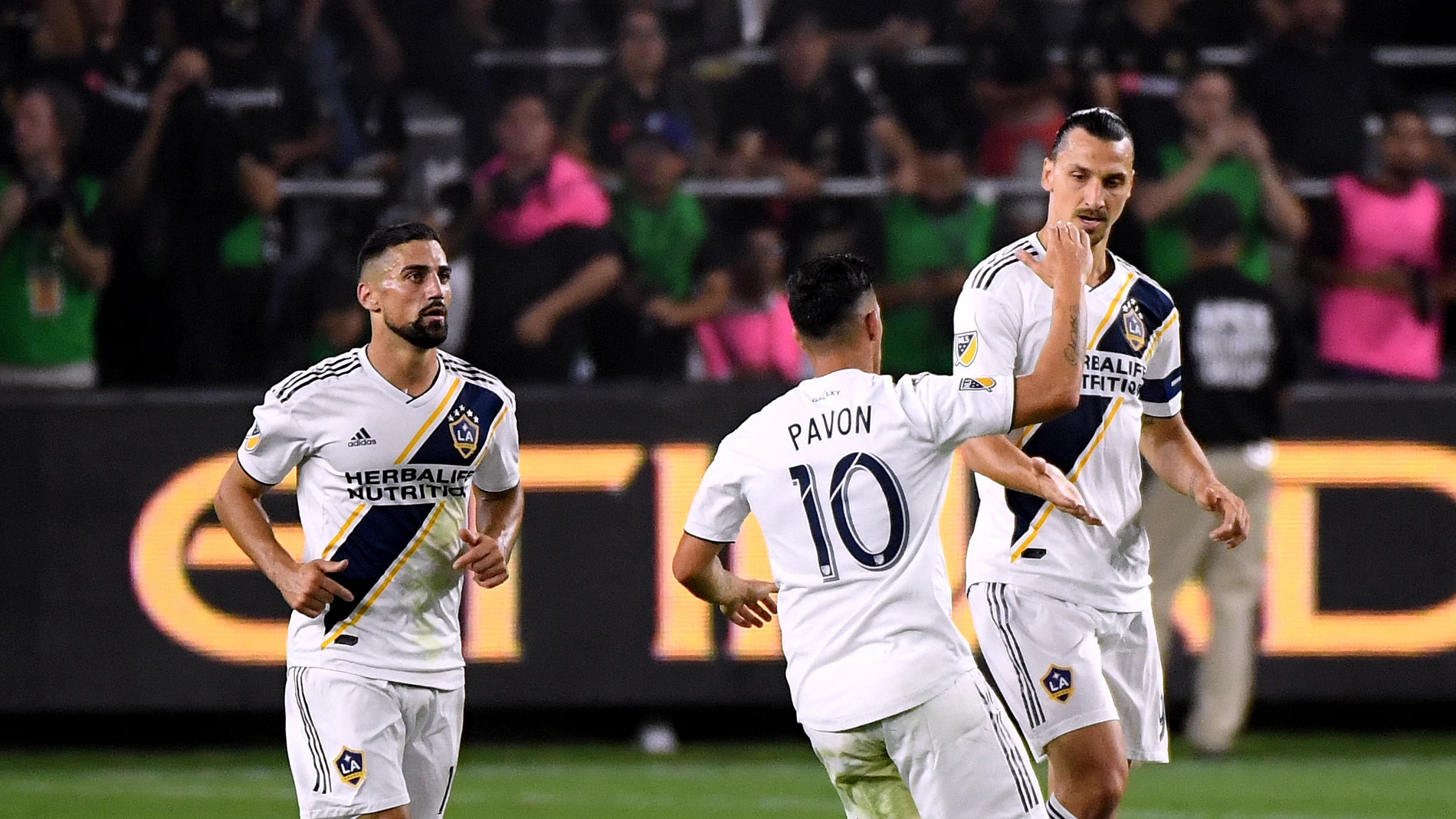 Ibrahimovic celebra un gol con los Angeles Galaxy Ibrahimovic celebra un gol con los Angeles Galaxy