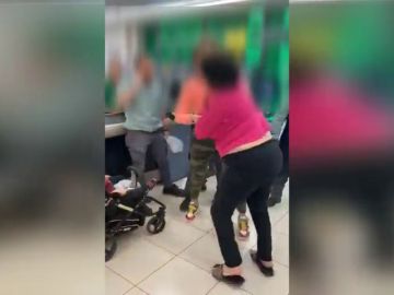 Pelea en un supermercado tras intentar una mujer robar varios productos que escondía en el carro de su hijo