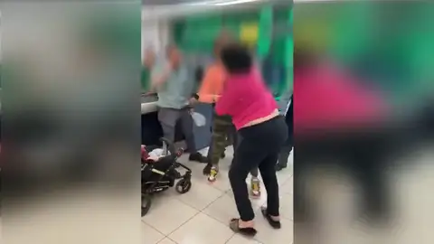 Pelea en un supermercado tras intentar una mujer robar varios productos que escondía en el carro de su hijo Pelea en un supermercado tras intentar una mujer robar varios productos que escondía en el carro de su hijo