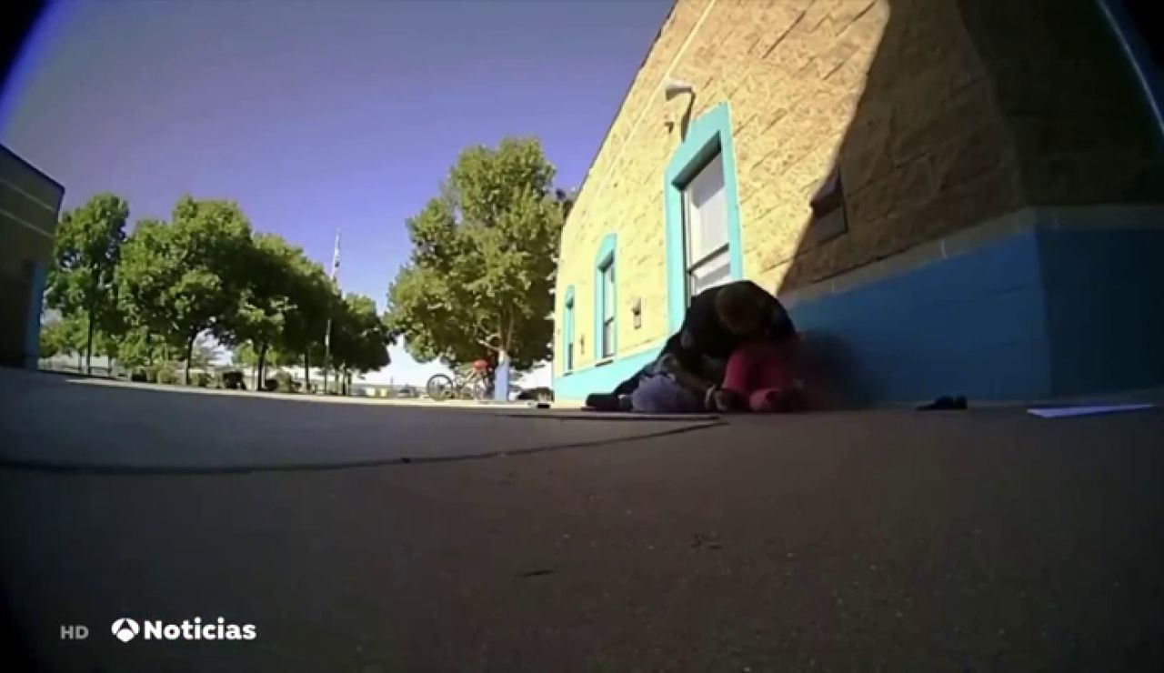 Nuevo caso de abuso policial en Estados Unidos: un agente reduce a una niña de 11 años en la puerta del colegio Nuevo caso de abuso policial en Estados Unidos: un agente reduce a una niña de 11 años en la puerta del colegio
