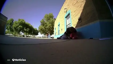 Nuevo caso de abuso policial en Estados Unidos: un agente reduce a una niña de 11 años en la puerta del colegio Nuevo caso de abuso policial en Estados Unidos: un agente reduce a una niña de 11 años en la puerta del colegio
