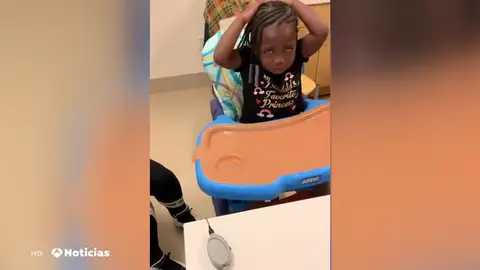 Una niña de tres años se emociona al escuchar por primera vez la voz de sus padres gracias a un implante Una niña de tres años se emociona al escuchar por primera vez la voz de sus padres gracias a un implante