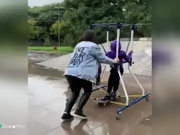 Una madre inventa un genial artilugio para que su hijo con parálisis cerebral pueda patinar Una madre inventa un genial artilugio para que su hijo con parálisis cerebral pueda patinar