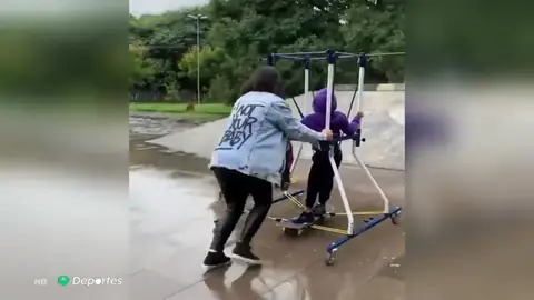 Una madre inventa un genial artilugio para que su hijo con parálisis cerebral pueda patinar Una madre inventa un genial artilugio para que su hijo con parálisis cerebral pueda patinar
