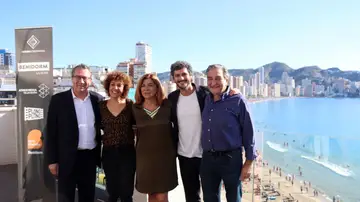 Antonio Pagudo y María Almudéver, junto a los productores ejecutivos de'Benidorm' y el alcalde de la ciudad, Antonio Pérez