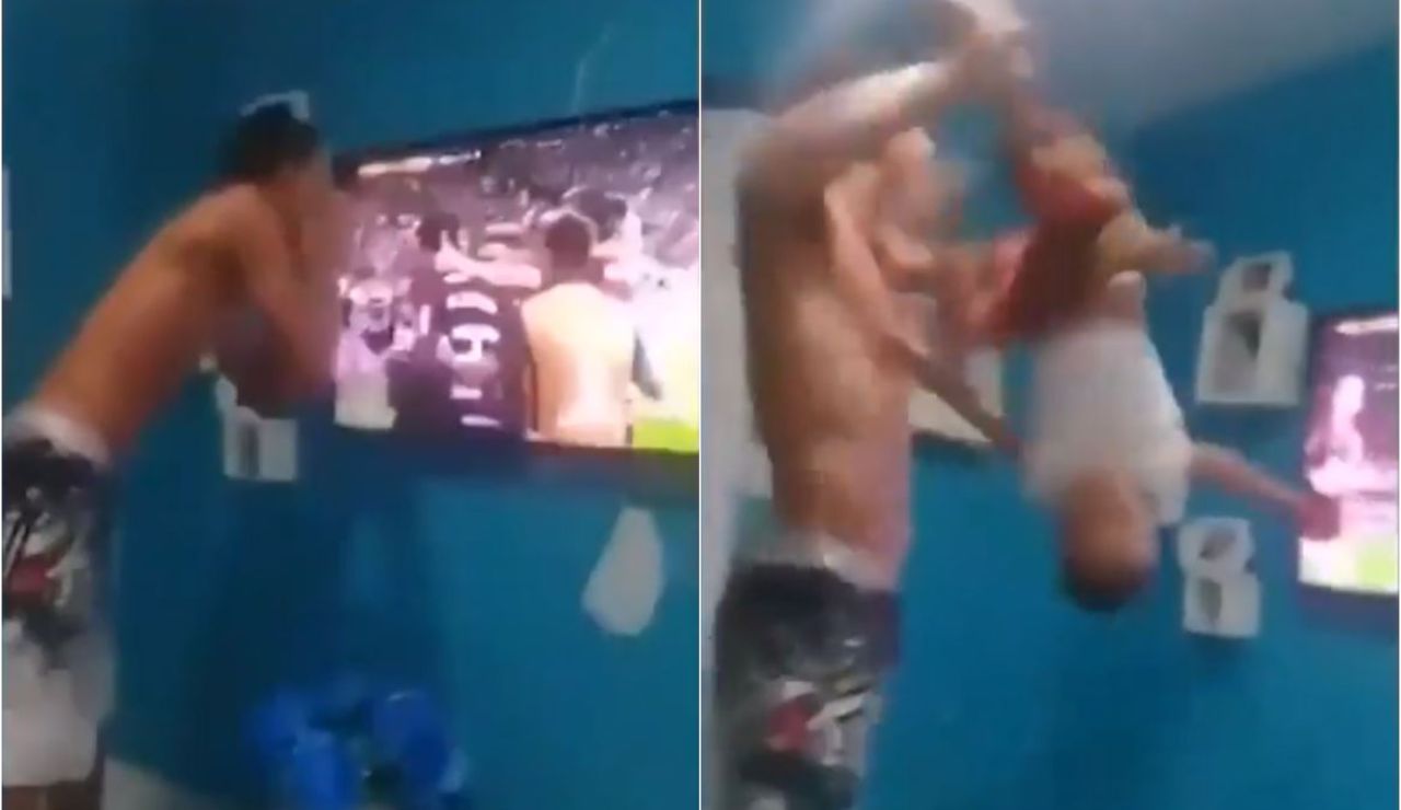 Un padre zarandea a su hijo para celebrar un gol de su equipo
