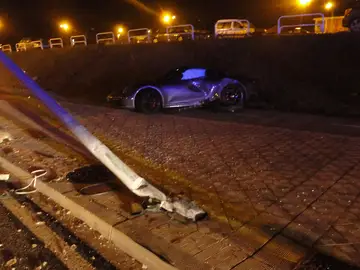 Rubén García, jugador de Osasuna, estrella su Porsche contra una farola Rubén García, jugador de Osasuna, estrella su Porsche contra una farola