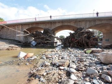 Aspecto del puente sobre el río Francolí a su paso por Montblanc