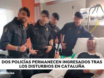 Un grupo de mossos visita a los agentes de policía heridos durante los disturbios en Barcelona