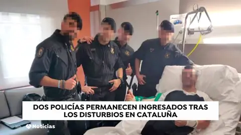 Un grupo de mossos visita a los agentes de policía heridos durante los disturbios en Barcelona Un grupo de mossos visita a los agentes de policía heridos durante los disturbios en Barcelona