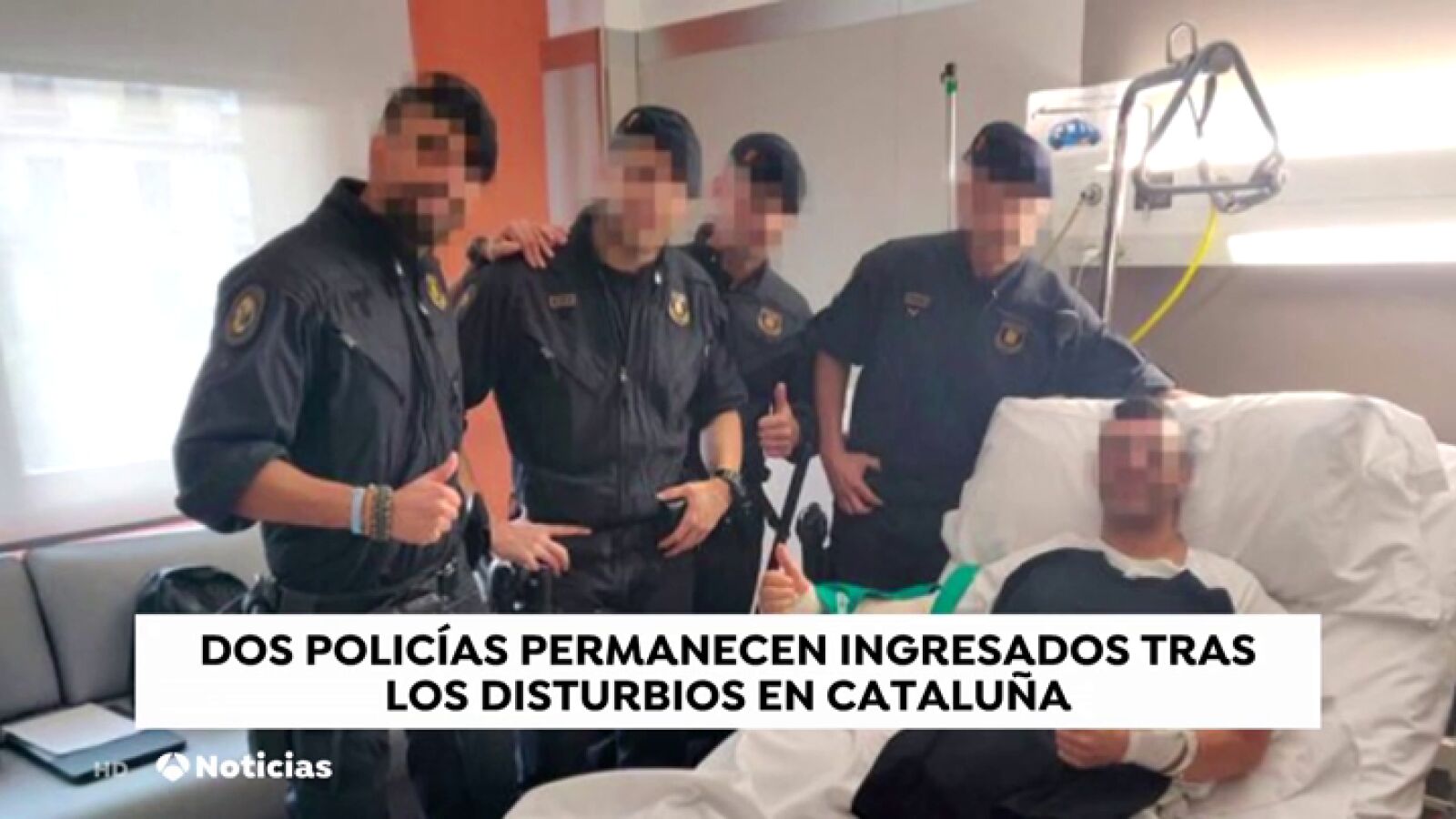 Un grupo de mossos visita a los agentes de policía heridos durante los disturbios en Barcelona