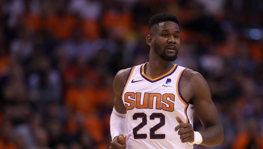 DeAndre Ayton durante un partido de los Phoenix Suns
