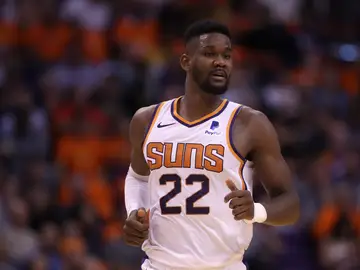 DeAndre Ayton durante un partido de los Phoenix Suns DeAndre Ayton durante un partido de los Phoenix Suns