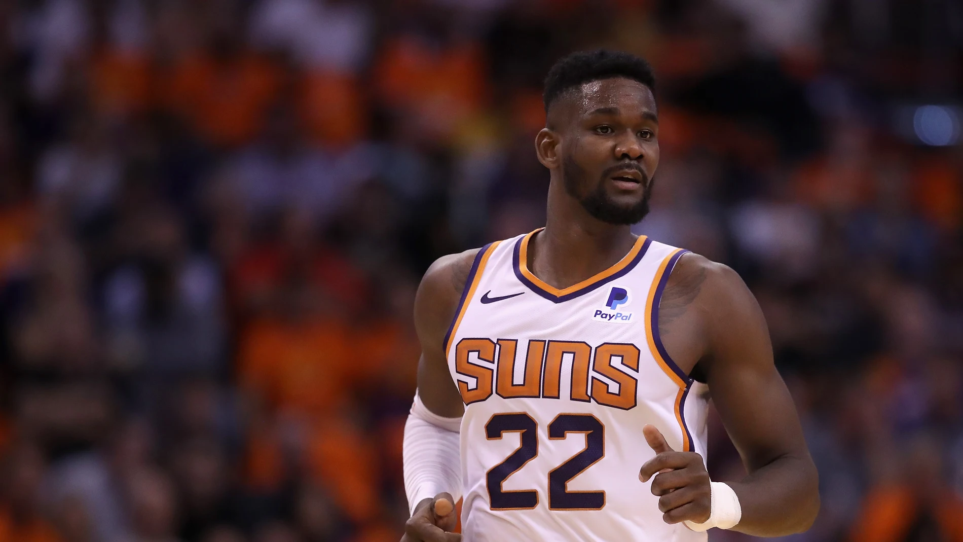 DeAndre Ayton durante un partido de los Phoenix Suns DeAndre Ayton durante un partido de los Phoenix Suns