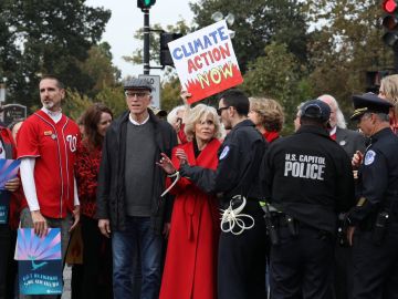 Jane Fonda, rodeada de policías en Washington