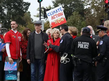 Jane Fonda, rodeada de policías en Washington Jane Fonda, rodeada de policías en Washington
