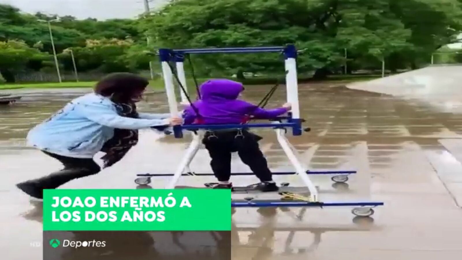 Un invento permite montar en un skate a Joao, un niño brasileño con parálisis cerebral
