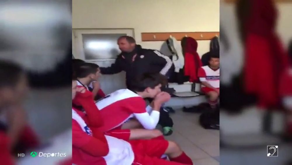 Sale a la luz el vídeo de un entrenador que abofetea brutalmente a todos sus futbolistas