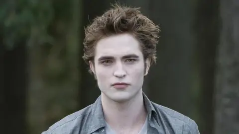 Robert Pattinson como Edward Cullen en 'Crepúsculo' Robert Pattinson como Edward Cullen en 'Crepúsculo'