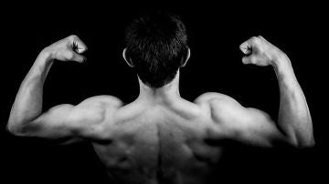 Hombre musculoso (archivo)