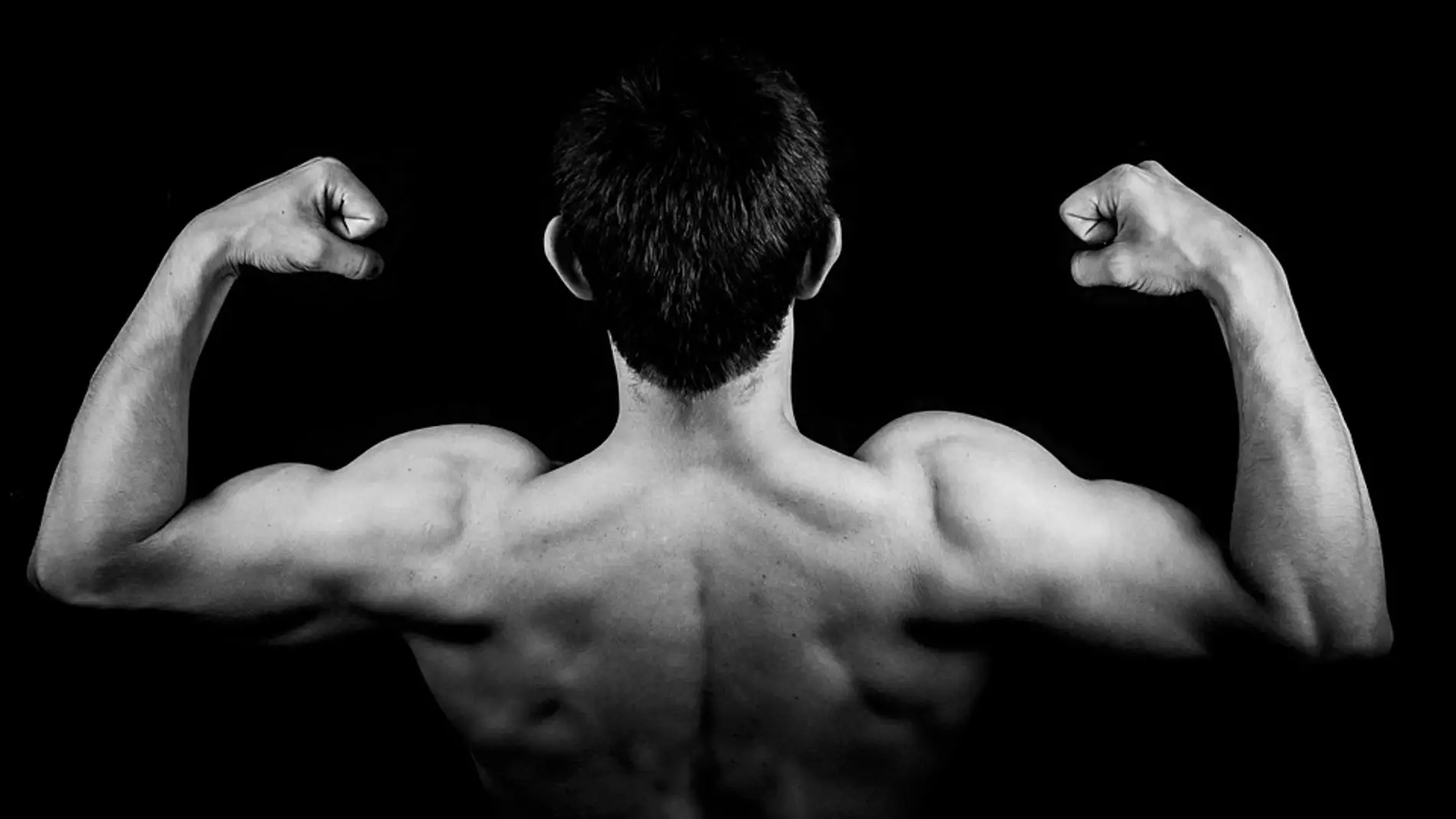 Hombre musculoso (archivo)