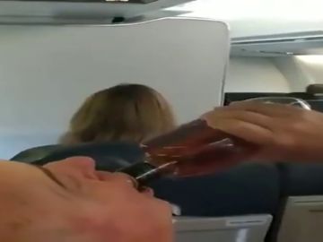 Los pasajeros de un vuelo con destino a Miami que aterrizó de emergencia se ponen a rezar mientras dos de ellos se dedican a beber