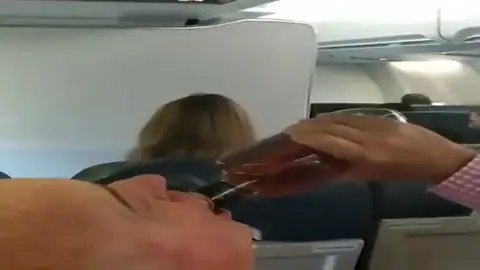 Los pasajeros de un vuelo con destino a Miami que aterrizó de emergencia se ponen a rezar mientras dos de ellos se dedican a beber Los pasajeros de un vuelo con destino a Miami que aterrizó de emergencia se ponen a rezar mientras dos de ellos se dedican a beber