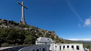 Familiares de Franco portan el féretro con los restos mortales del dictador tras su exhumación Familiares de Franco portan el féretro con los restos mortales del dictador tras su exhumación