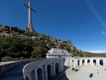 Familiares de Franco portan el féretro con los restos mortales del dictador tras su exhumación