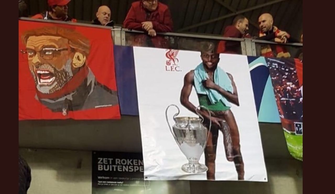 La pancarta de Origi desplegada en el estadio del Genk La pancarta de Origi desplegada en el estadio del Genk