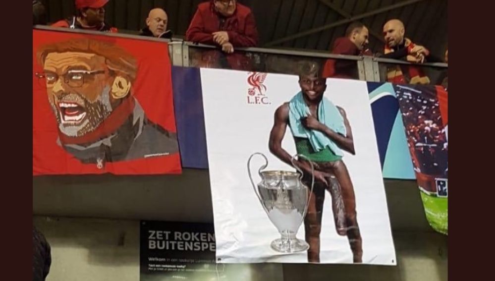 La pancarta de Origi desplegada en el estadio del Genk