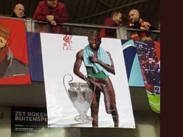 La pancarta de Origi desplegada en el estadio del Genk