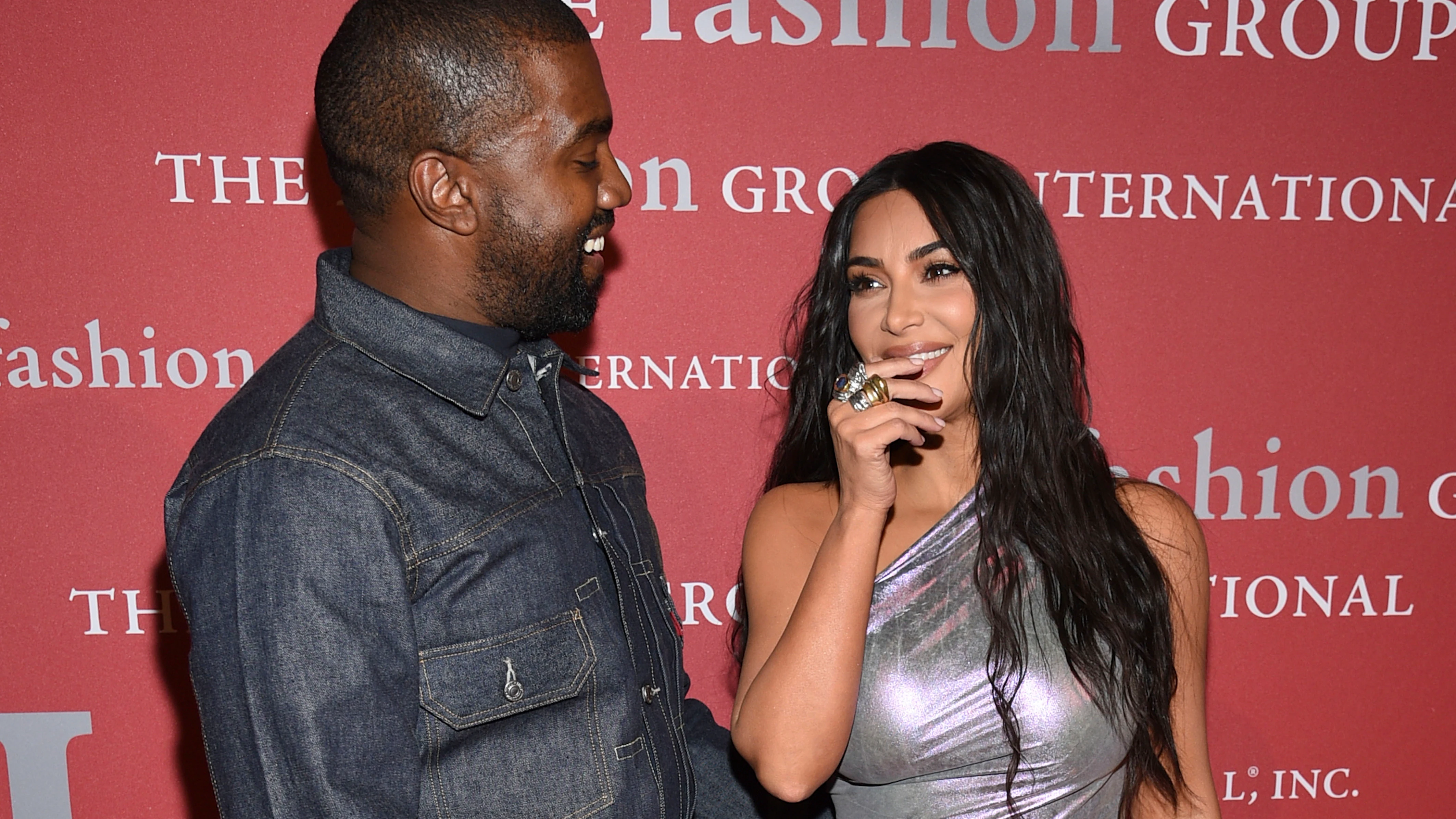 Las risas cómplices de Kim Kardashian y Kanye West Durante una gala que ha tenido lugar en Nueva York