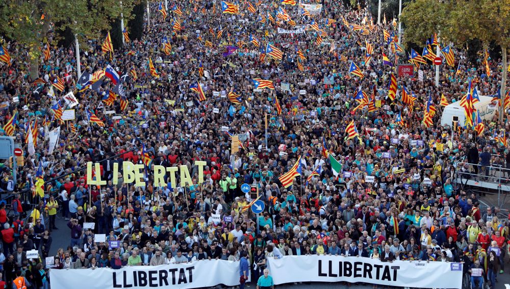 Miles de personas se concentran en la calle Marina de Barcelona 