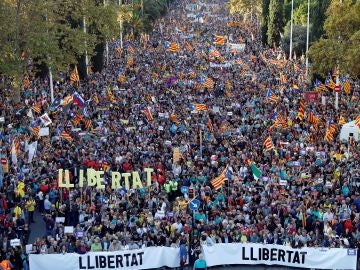 Miles de personas se concentran en la calle Marina de Barcelona 