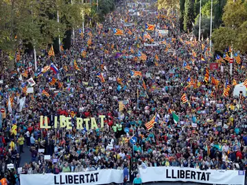 Miles de personas se concentran en la calle Marina de Barcelona Miles de personas se concentran en la calle Marina de Barcelona