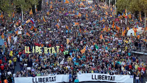 Miles de personas se concentran en la calle Marina de Barcelona Miles de personas se concentran en la calle Marina de Barcelona