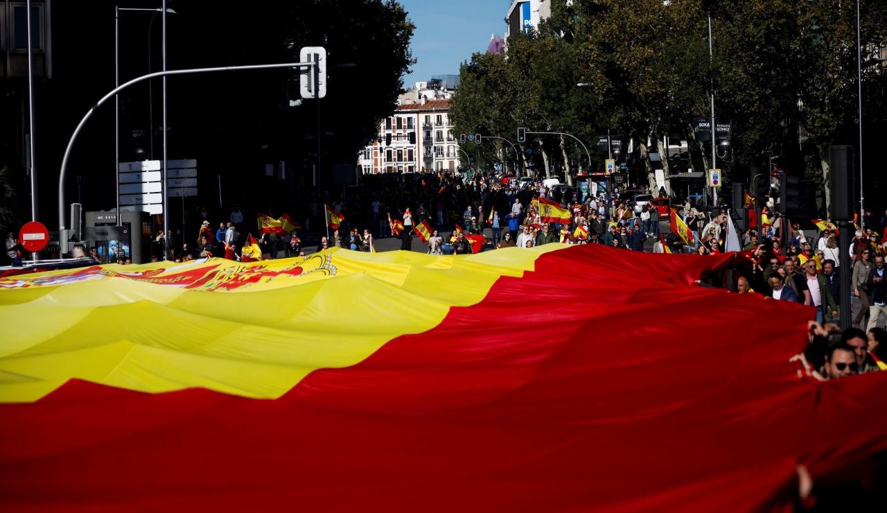 Decenas de personas portan la bandera de España de 1.000 metros cuadrados Decenas de personas portan la bandera de España de 1.000 metros cuadrados