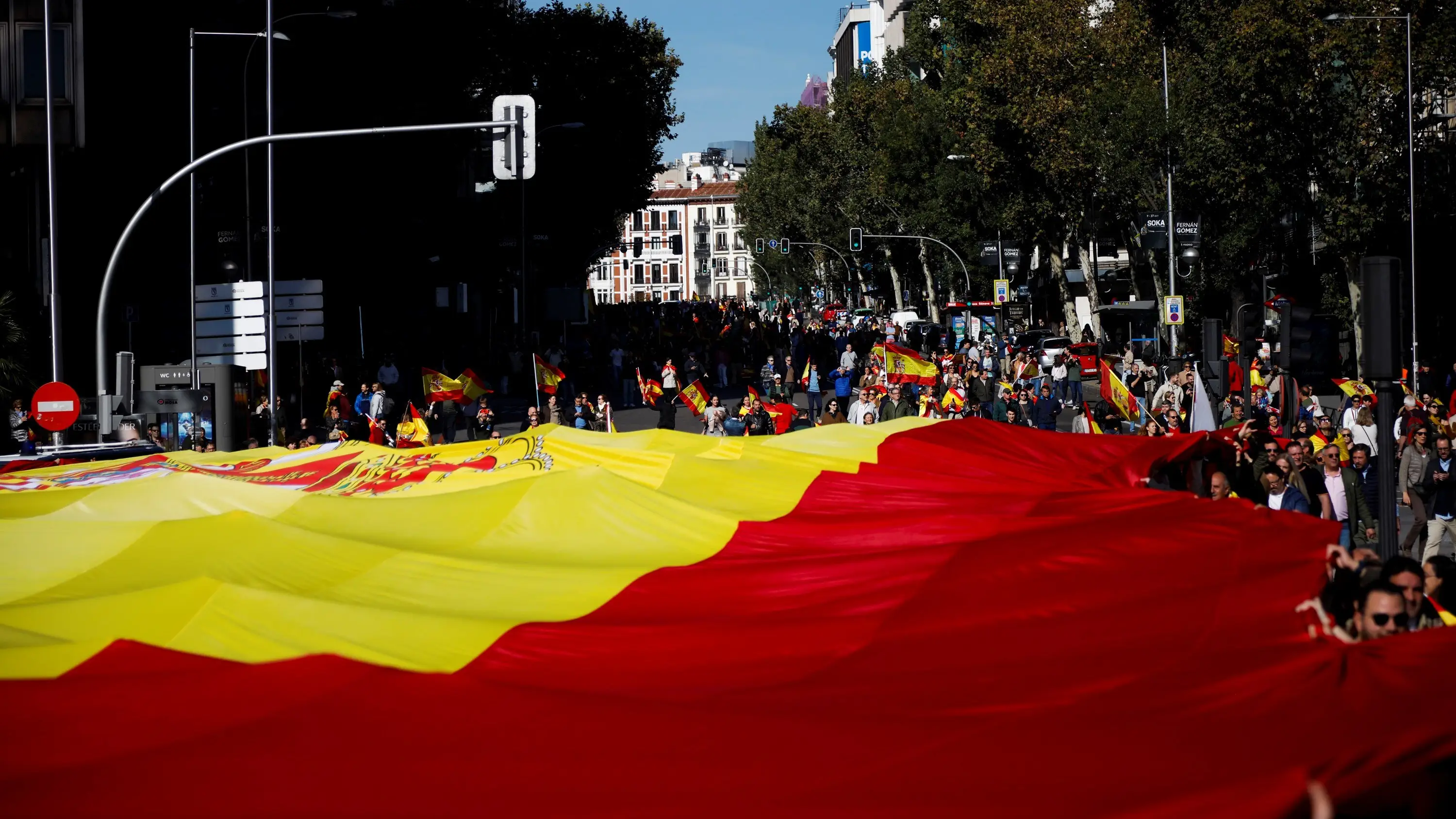 Decenas de personas portan la bandera de España de 1.000 metros cuadrados Decenas de personas portan la bandera de España de 1.000 metros cuadrados