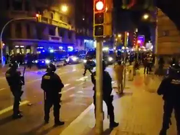 Fuerte dispositivo policial en Via Laietana donde se concentran miles de personas ante la Jefatura de Barcelona Fuerte dispositivo policial en Via Laietana donde se concentran miles de personas ante la Jefatura de Barcelona