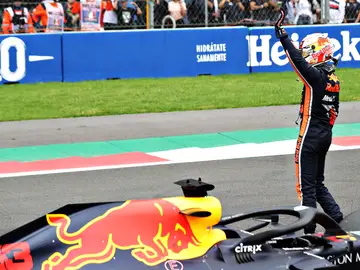 Verstappen celebra su pole en México Verstappen celebra su pole en México