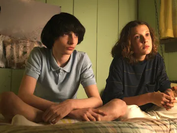Finn Wolfhard y Millie Bobby Brown como Mike y Eleven en 'Stranger Things' Finn Wolfhard y Millie Bobby Brown como Mike y Eleven en 'Stranger Things'